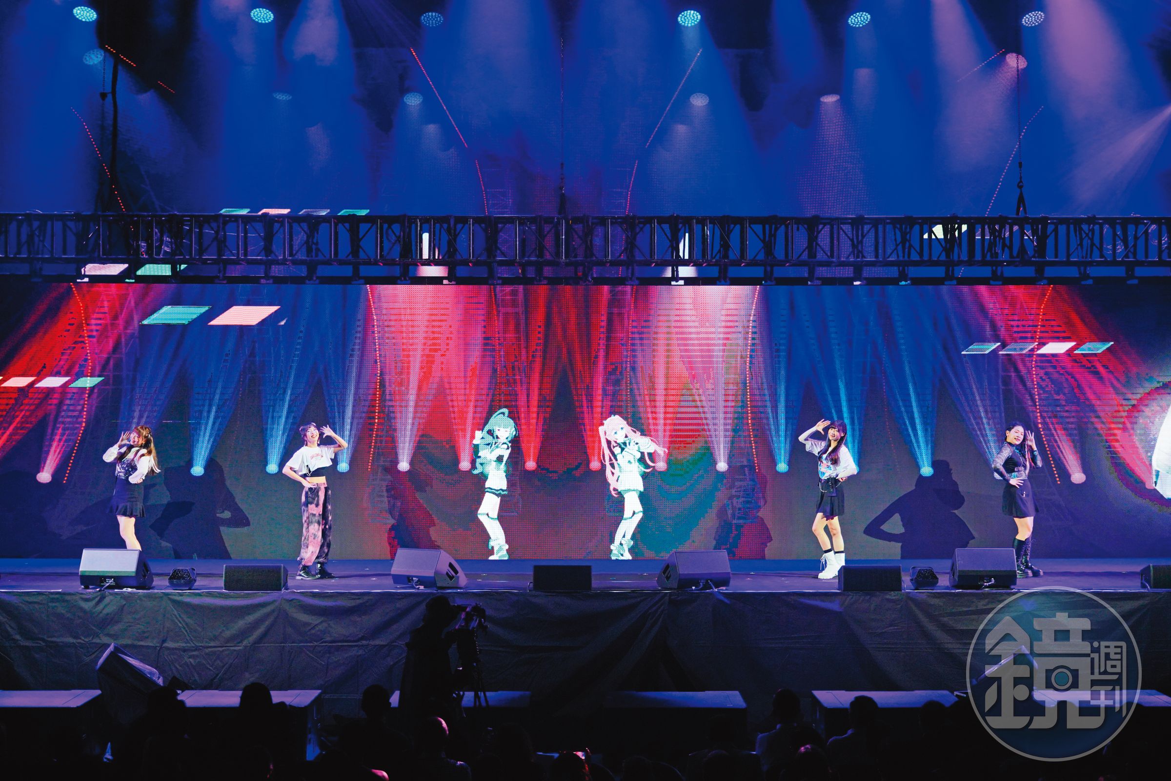 高雄虛擬偶像「輕軌少女隊」於開幕演唱會進行虛實共演，呼應高雄推動5G AIoT產業。