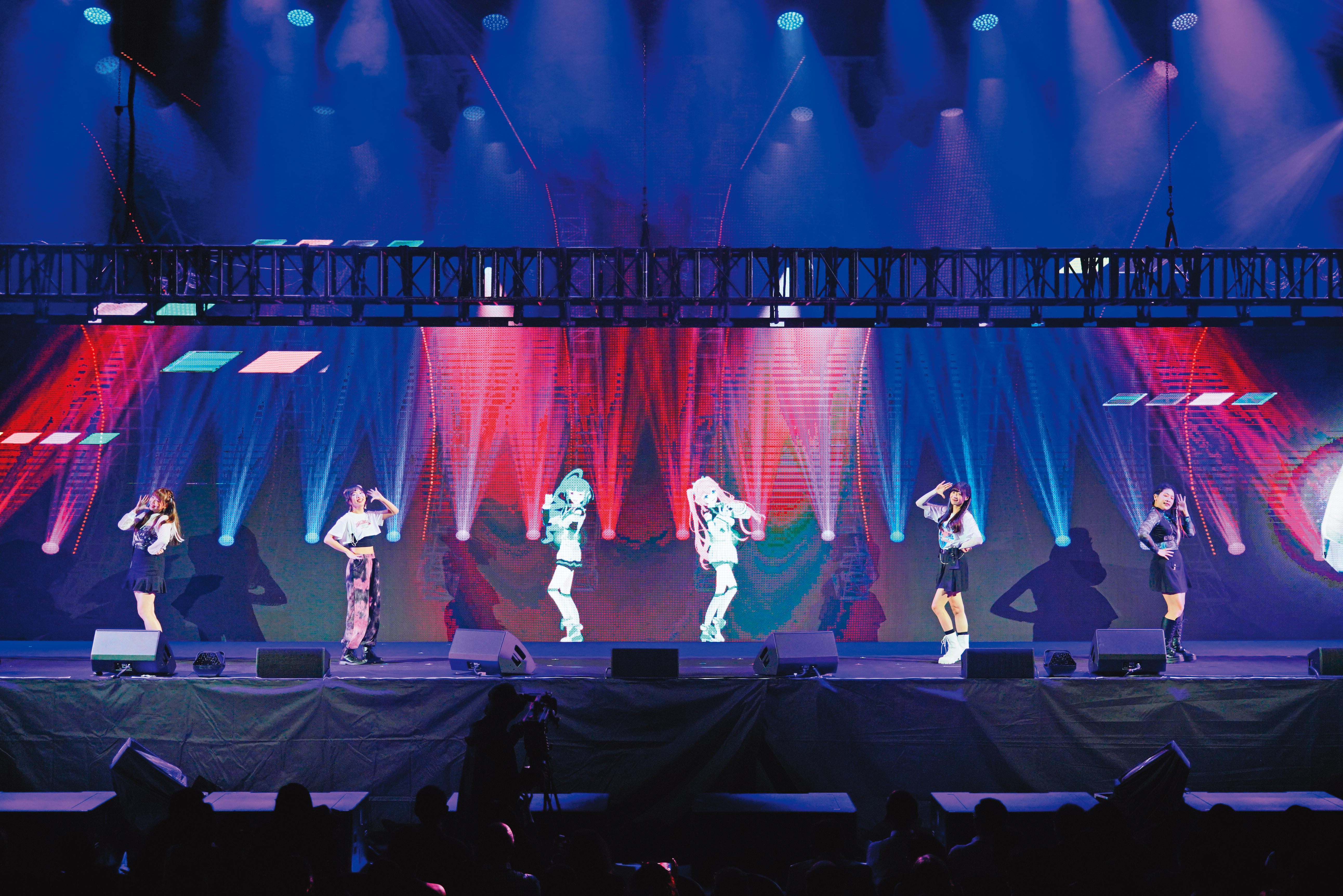 高雄虛擬偶像「輕軌少女隊」於開幕演唱會進行虛實共演，呼應高雄推動5G AIoT產業。