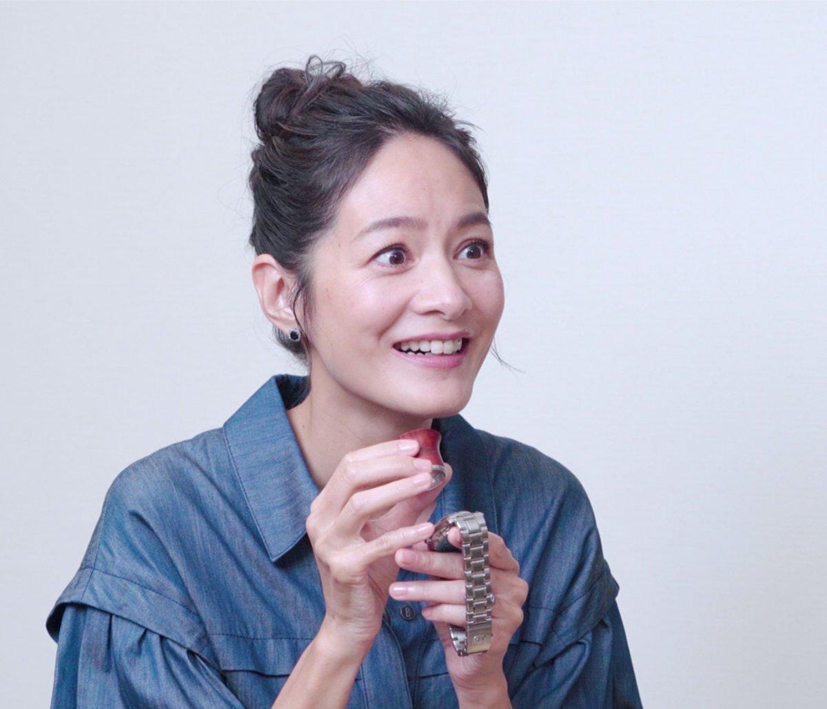 Janet 謝怡芬以放大鏡欣賞Grand Seiko錶款的面盤細節。