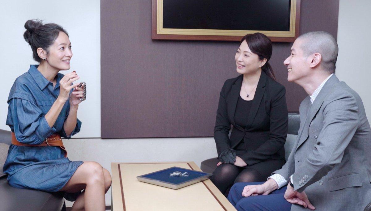 Janet 謝怡芬（左）透過專業錶評人Kyo（右）的介紹，更深刻了解手錶的奧妙之處。