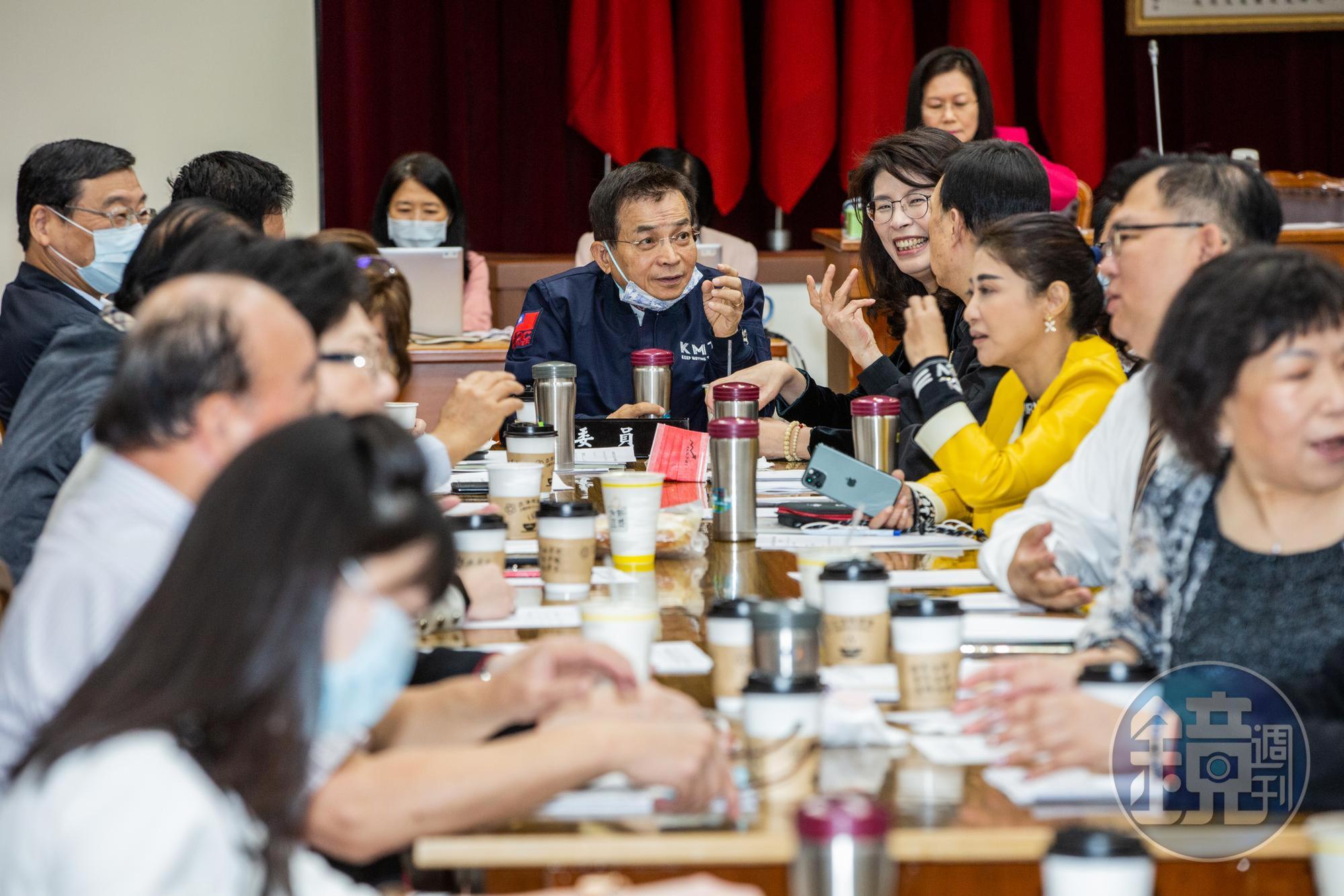 國民黨立委賴士葆（中）因為說出「頭髮這麼長應該就是飯局妹」的言論，遭到外界撻伐。（本刊資料照）