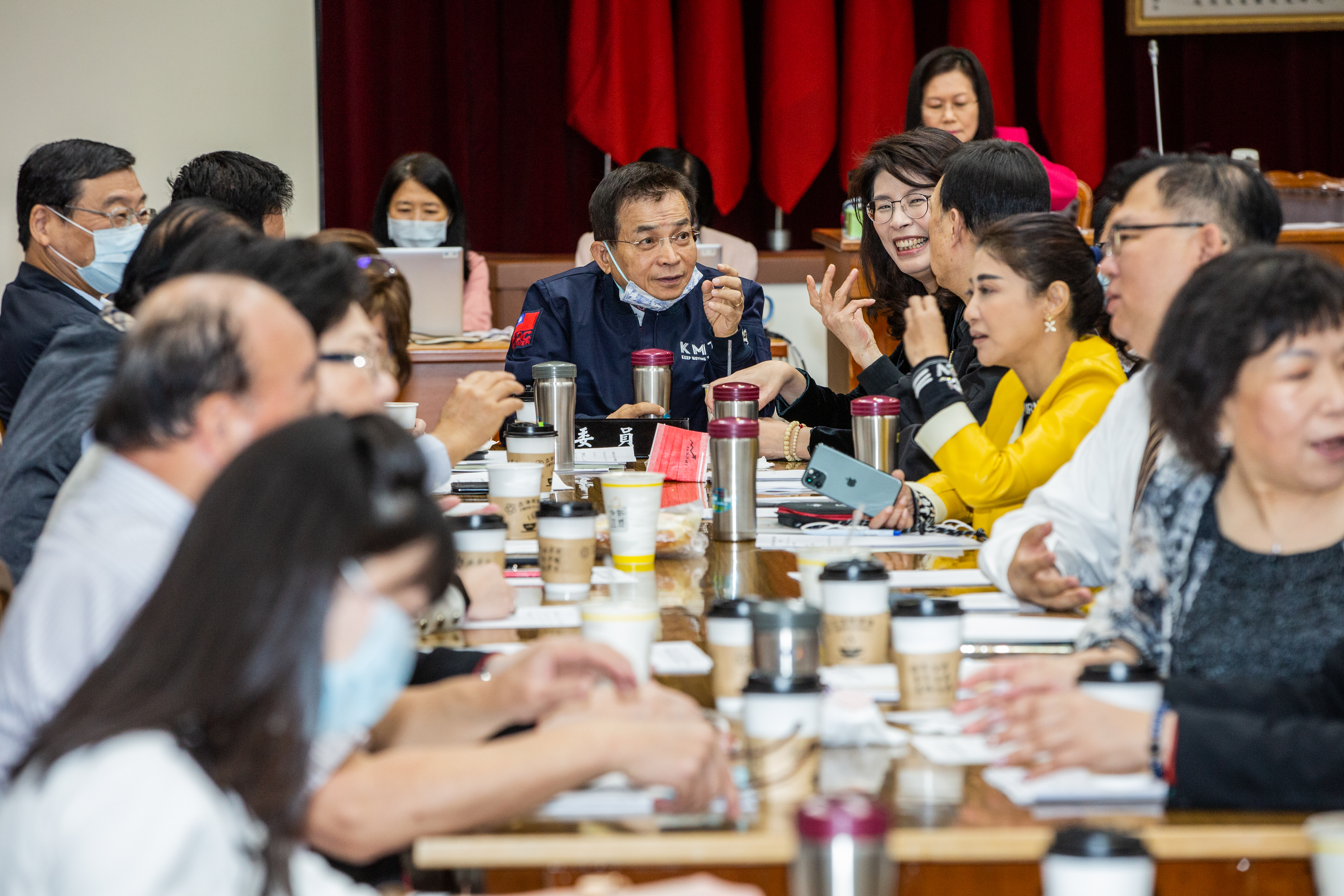 國民黨立委賴士葆（中）因為說出「頭髮這麼長應該就是飯局妹」的言論，遭到外界撻伐。（本刊資料照）