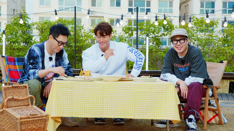 池錫辰（左起）、金鍾國、哈哈主持的《Running Man向前衝》今起上線，3人回到《Running Man》首次錄影的地方話當年。（翻攝自naver news）