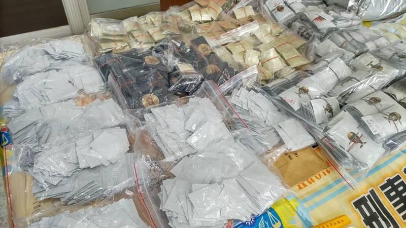 警方在毒品分裝廠搜出14公斤、3931包毒咖啡包成品，以及大批原料。（警方提供）