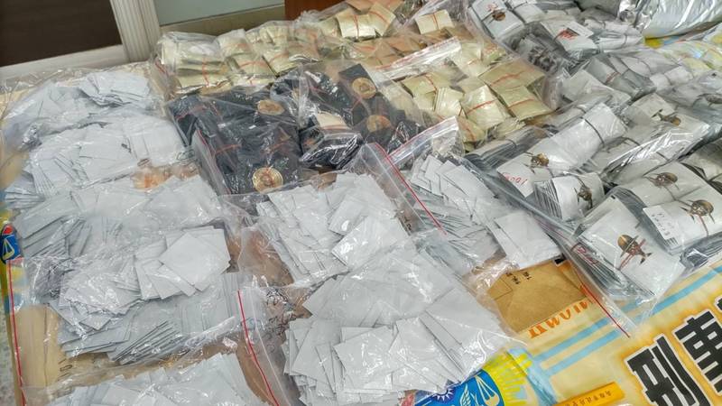 警方在毒品分裝廠搜出14公斤、3931包毒咖啡包成品，以及大批原料。（警方提供）