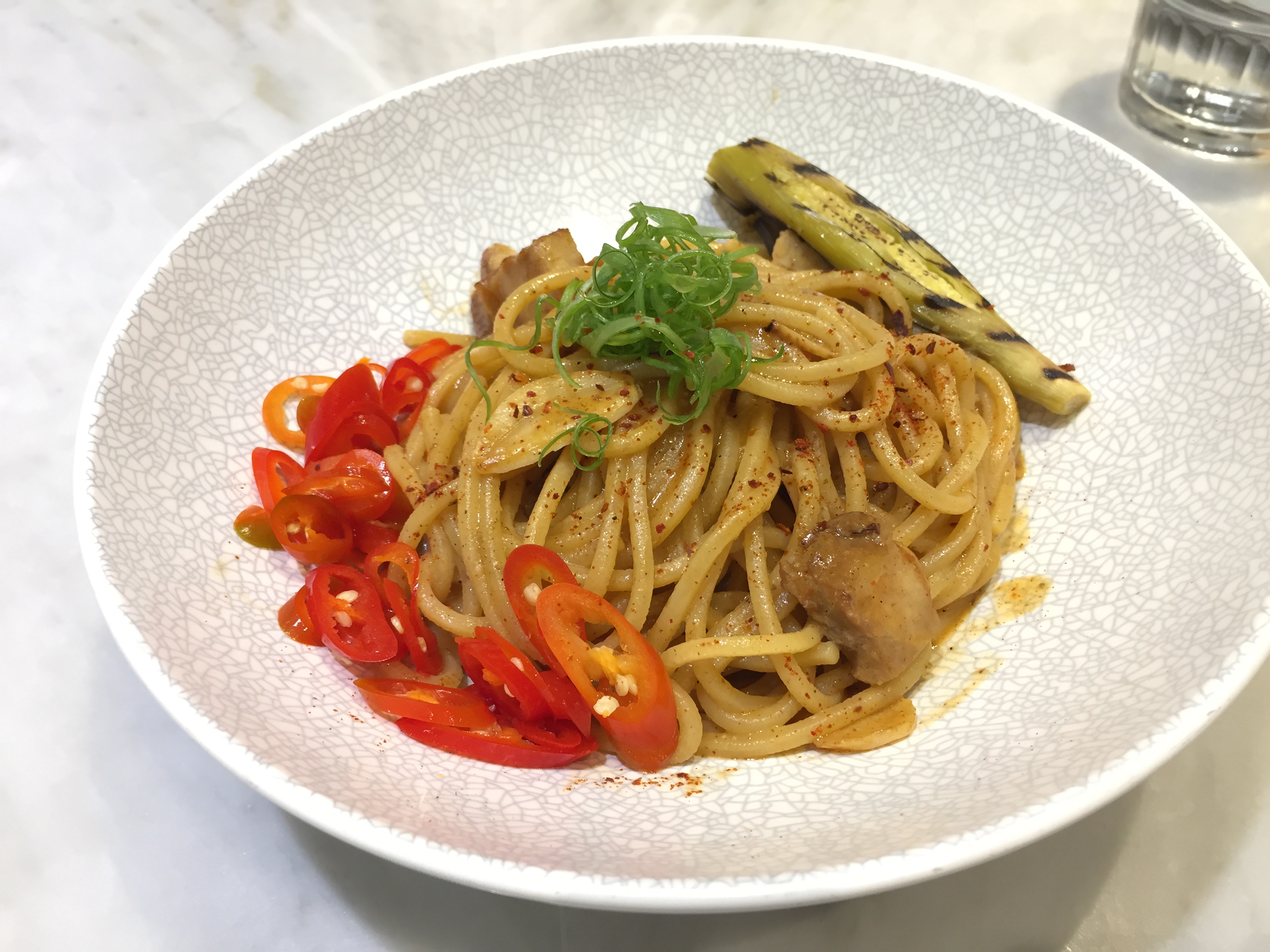 滋味濃厚的「鬼金棒麻辣味噌」，香辣帶勁，讓人「簌簌」吸麵，光速掃盤。（320元／份）