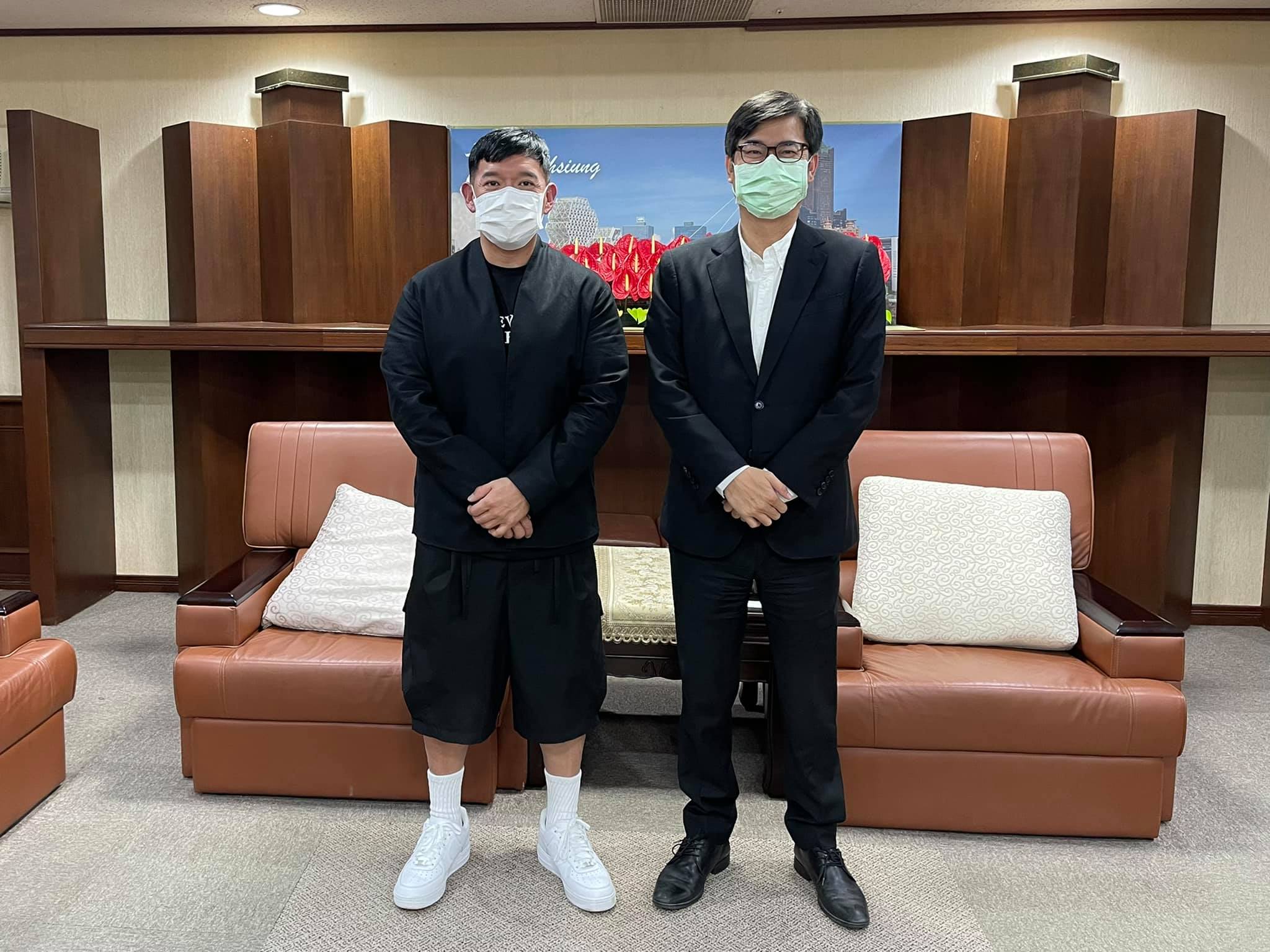 港星杜汶澤（左）近日與高雄市長陳其邁（右）見面。（翻攝杜汶澤臉書）