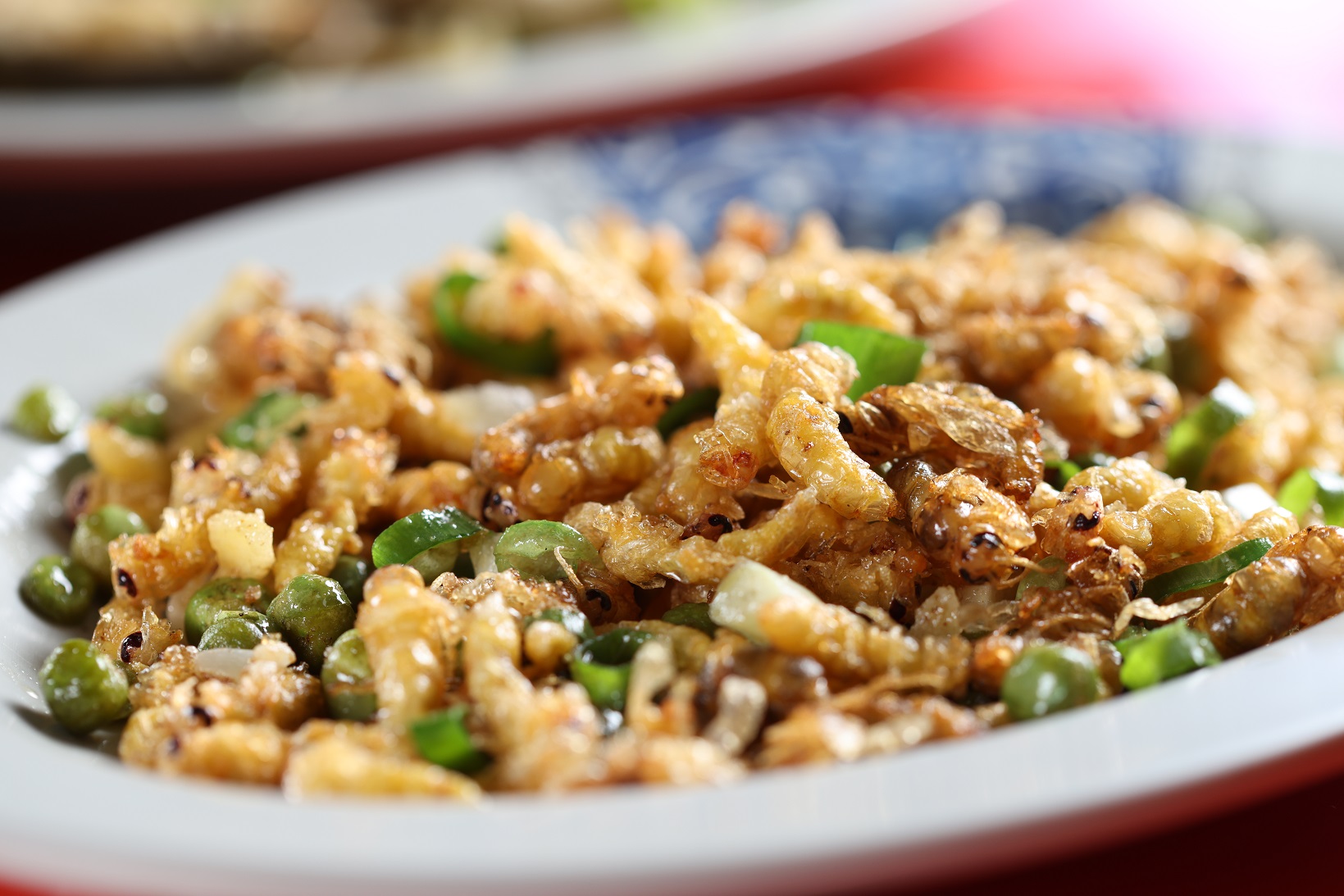 「炸蜂蛹」外觀看起來衝擊，入口香酥脆。（300元／份）