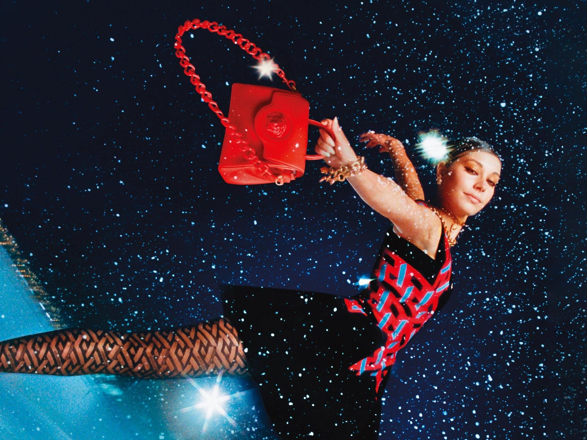 Versace 2021年耶誕節形象廣告Versace On Ice。La Medusa紅色手提包 NT$76,500(VERSACE提供)