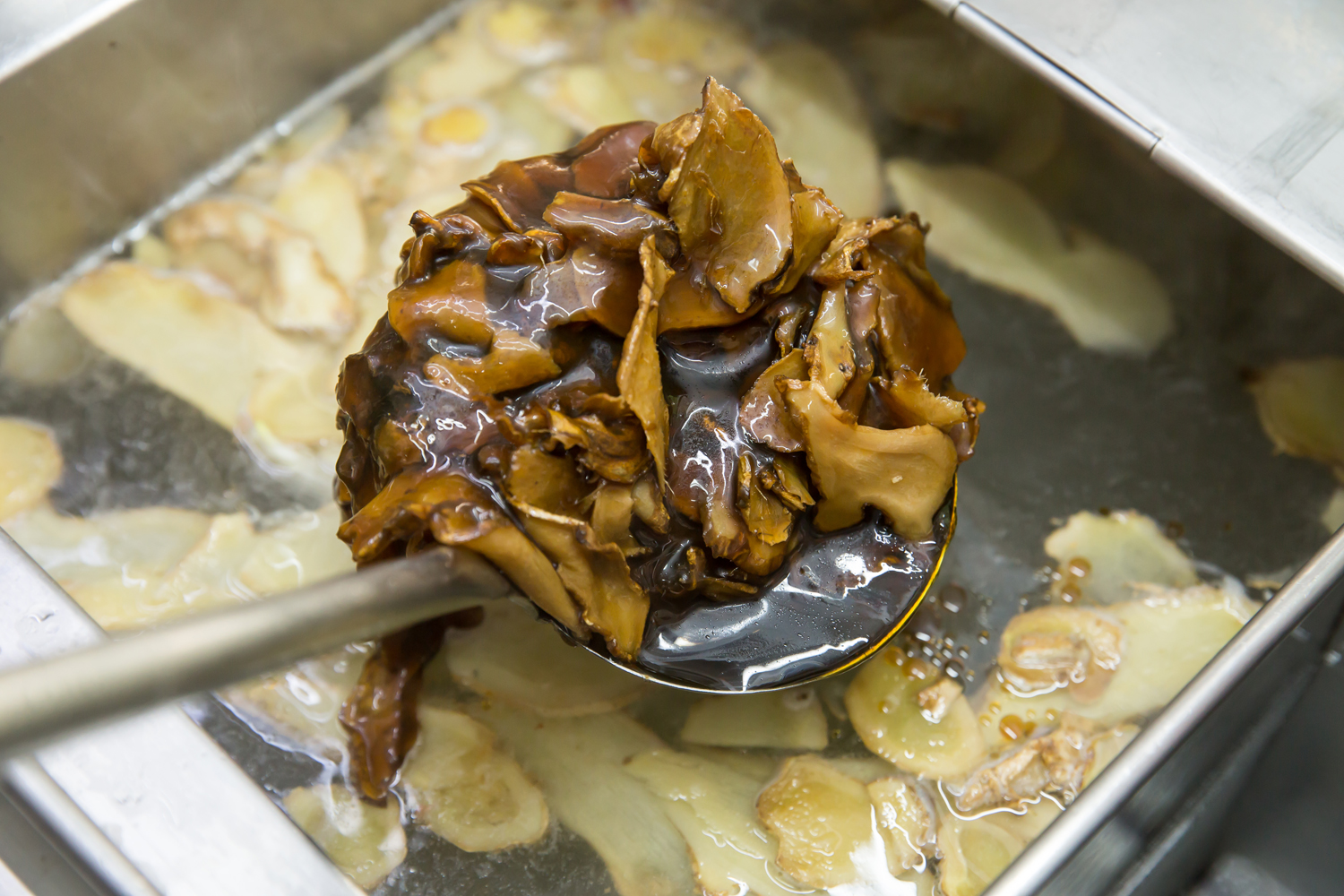 麻油雞湯是用煮雞的高湯，加入新鮮薑片與用麻油爆炒過的薑片，喝來甘甜不燥。