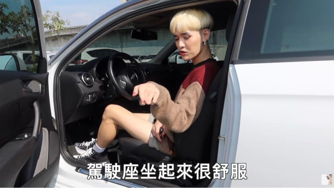 鍾明軒開箱新車。(翻攝自鍾明軒臉書)