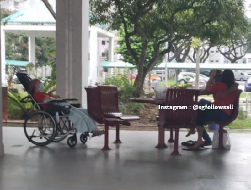 新加坡一名女傭把老雇主丟一旁，和陌生男子當場親熱起來。（翻攝@sgfollowsall的Instagram）
