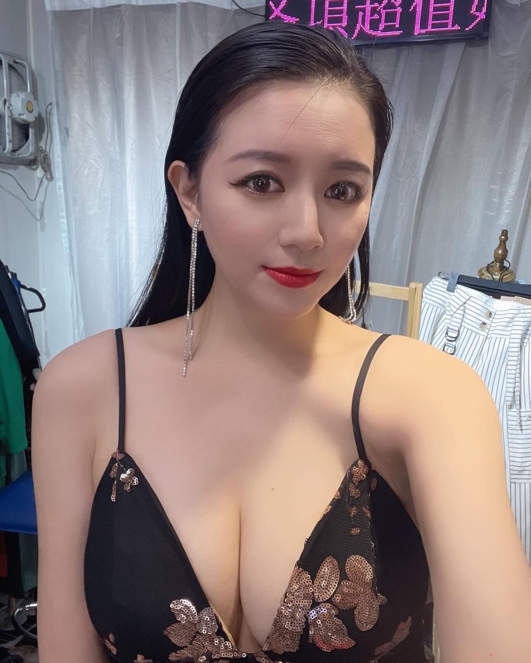 李妍瑾昨晚在直播上大哭,抱怨被廠商欺負。(翻攝自李妍瑾臉書)