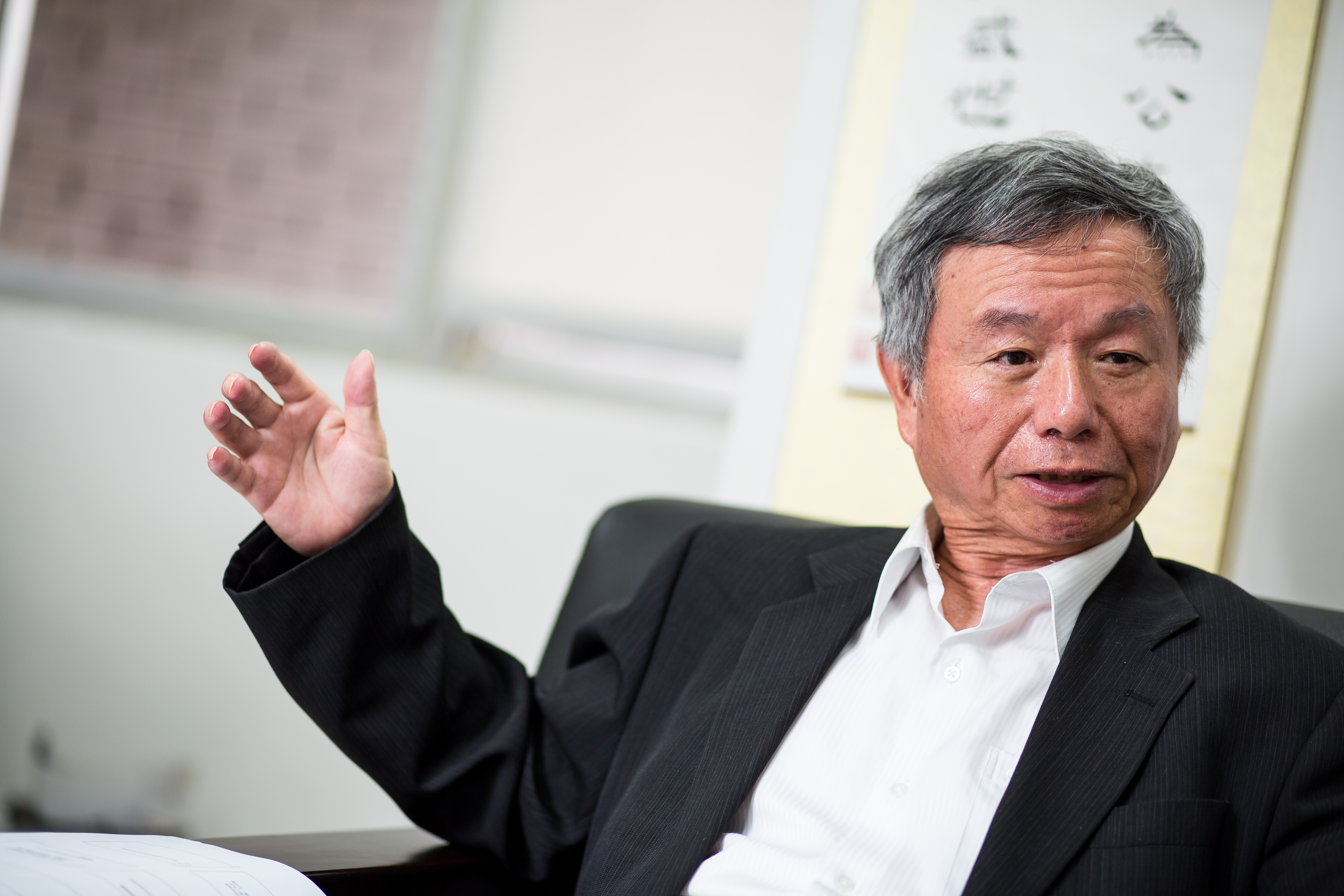前衛生署長楊志良陪同新冠病逝者家屬開記者會，要求國賠，認為政府應該給出真相。（本刊資料照）