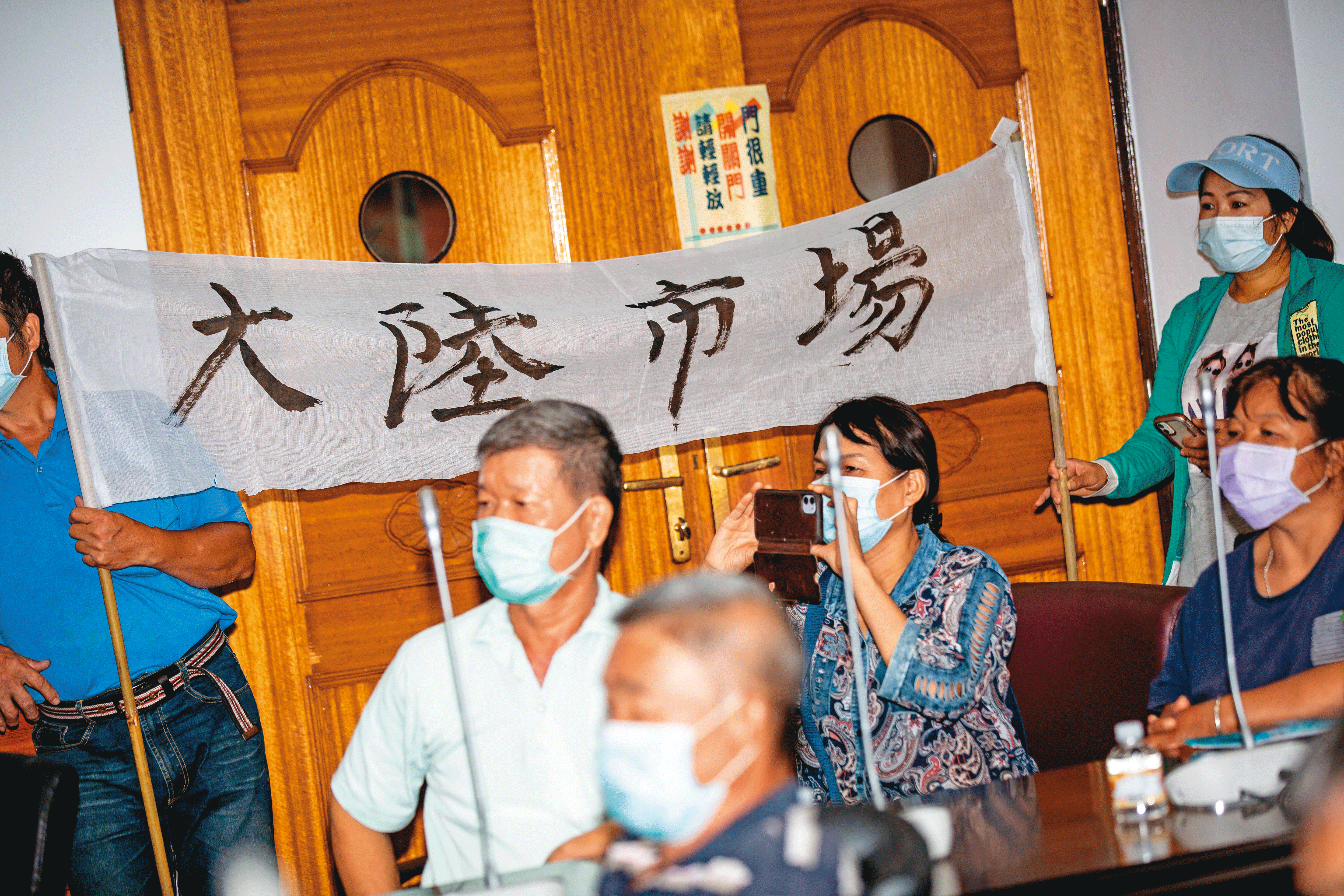 中國市場被禁，果農不滿受影響，組成自救會，卻無法抵擋兩岸政治現實，只能呼籲中央政府積極和對岸談判。