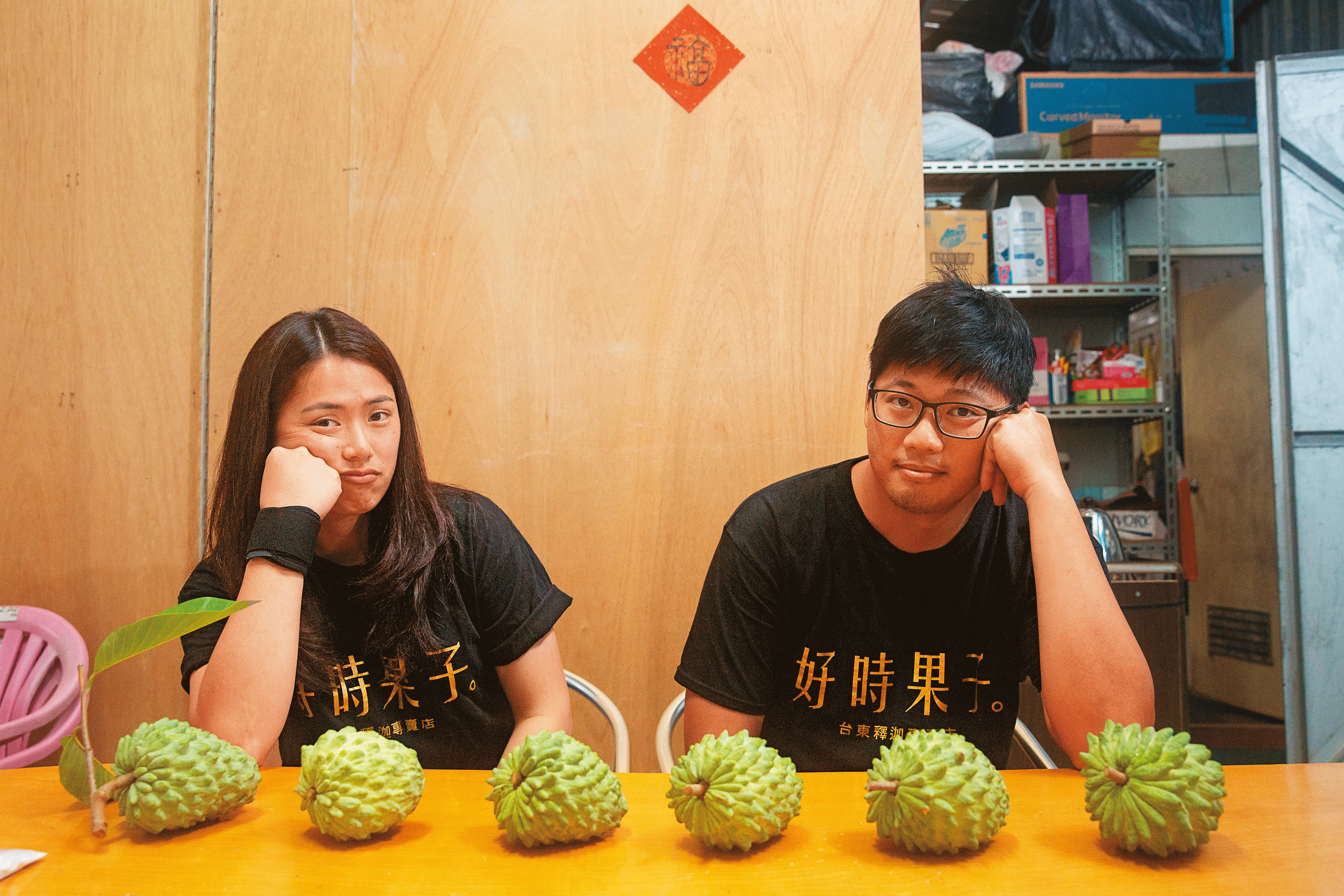 今年33歲的林沛縈（左）和謝謹鴻（右），研究所畢業後回來家中果園接班，這2年逐漸站穩腳步，卻碰上中國市場被禁，今年水果不知能銷往何處。