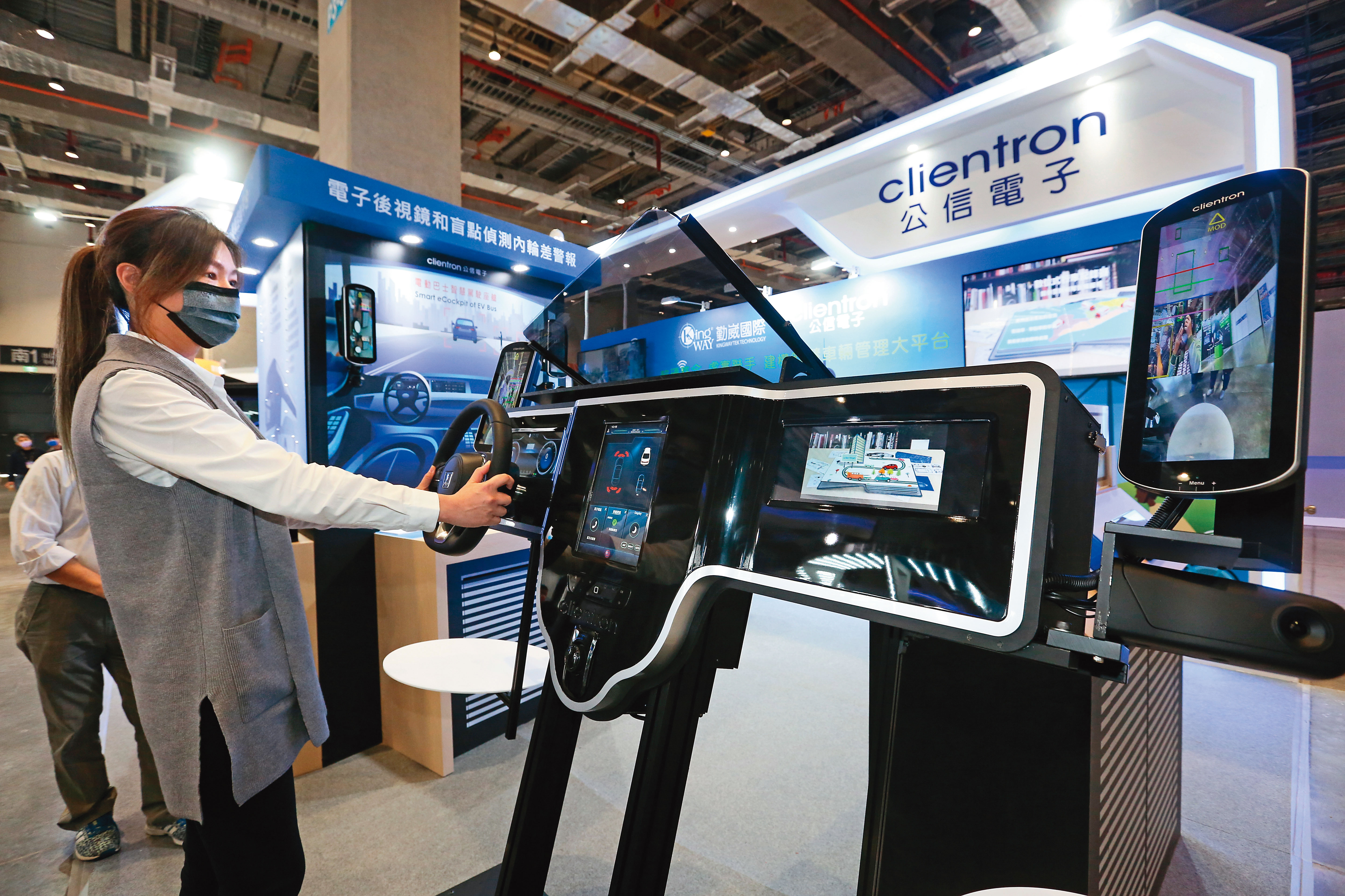 公信電子的智慧座艙系統率先獲得MIH青睞，導入在第一款電動巴士Model T上。