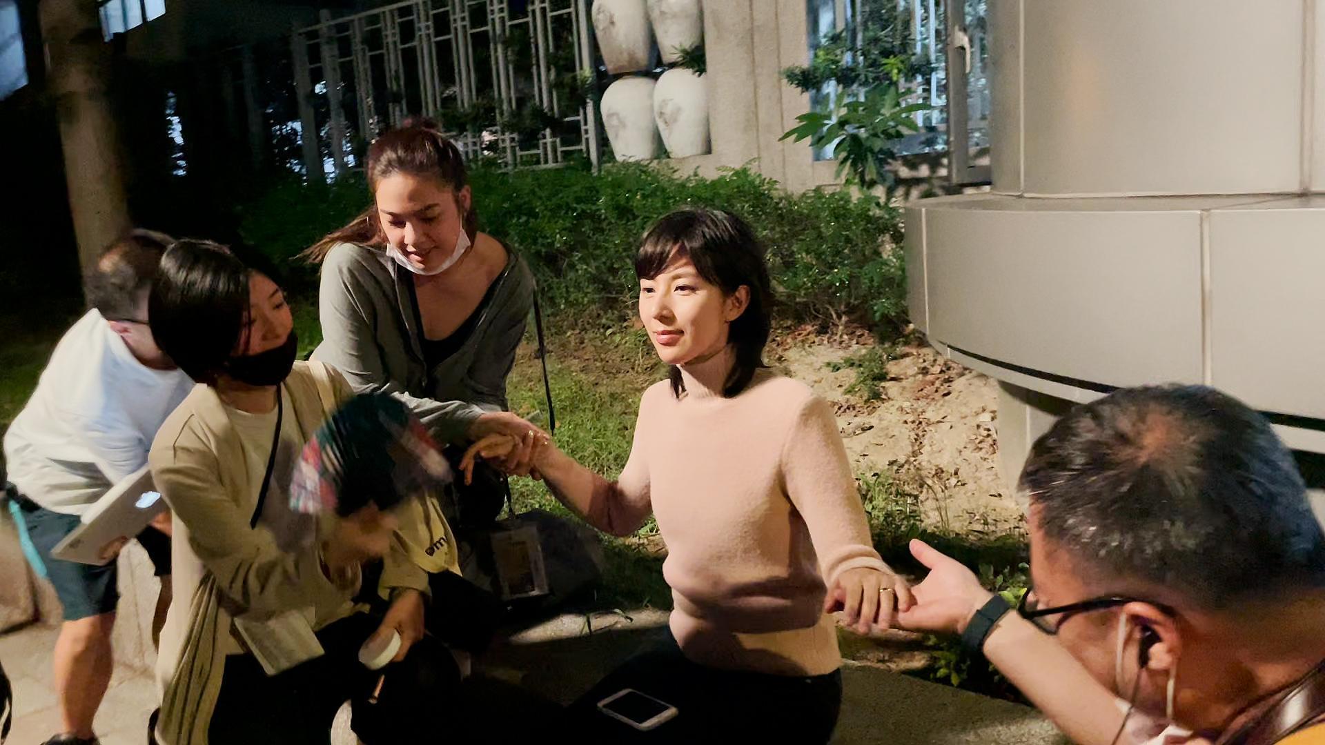 林辰唏大熱天穿毛衣拍戲超敬業，工作人員幫搧風彷彿宮廷劇太后駕到。（GagaOOLala提供）