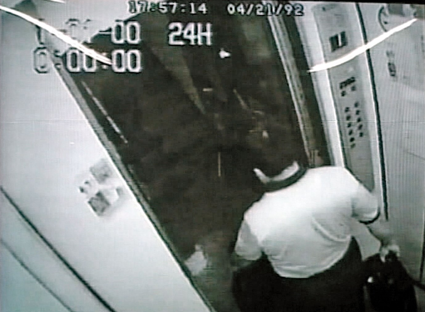 歐陽榕（圖）把二袋屍塊丟到女友住處的垃圾集中區，被電梯監視器拍下。（翻攝畫面）