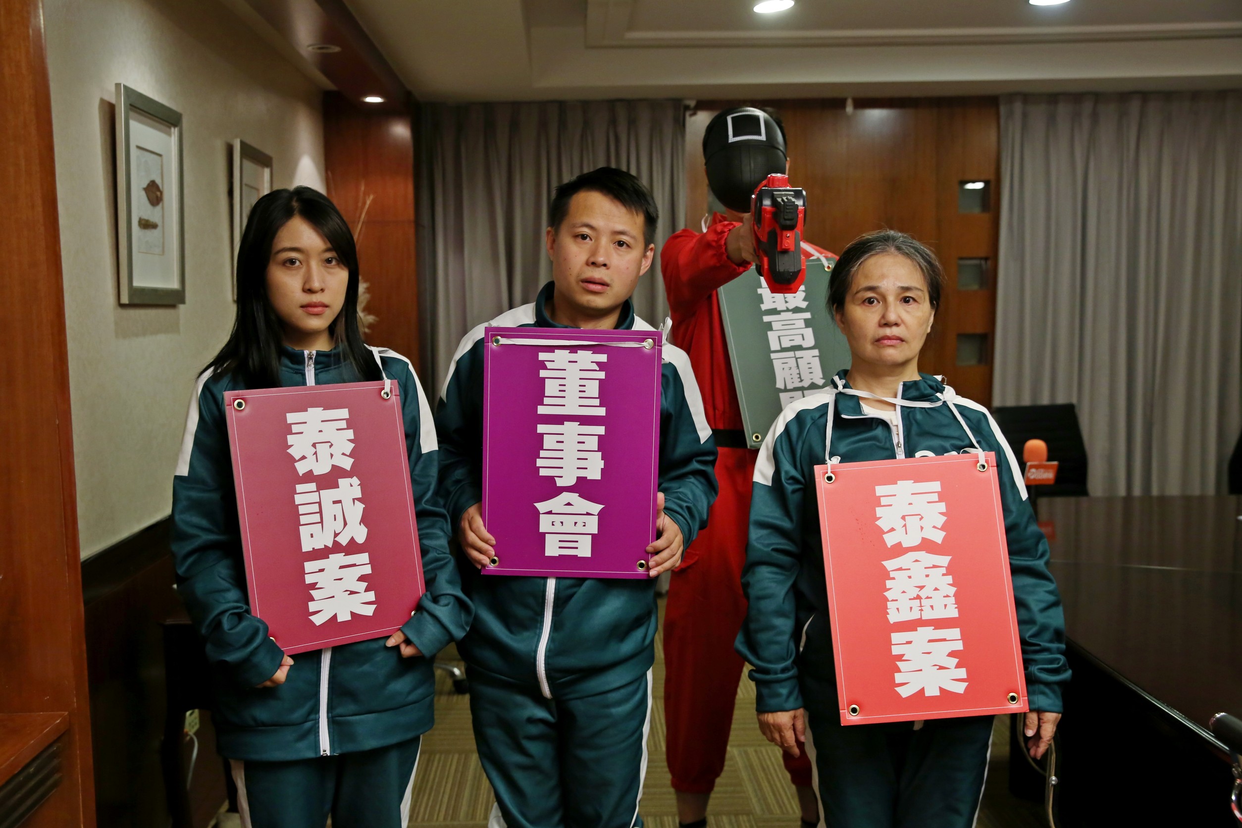 葛作亮在記者會上，還找來臨演重現影集《魷魚遊戲》中的場景。
