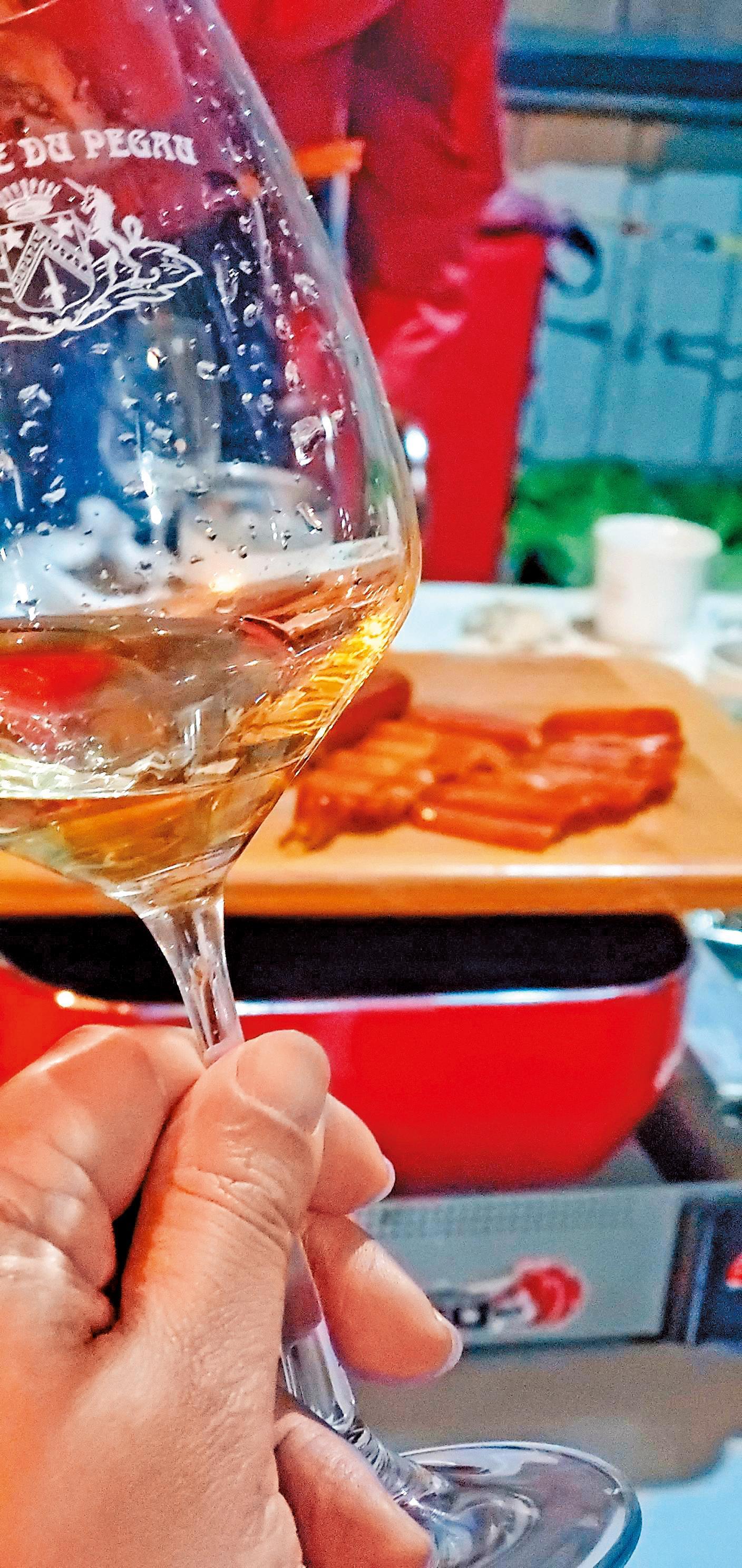 炭烤海鮮搭配白葡萄酒當然最好,若有過桶的夏多內就更完美了。