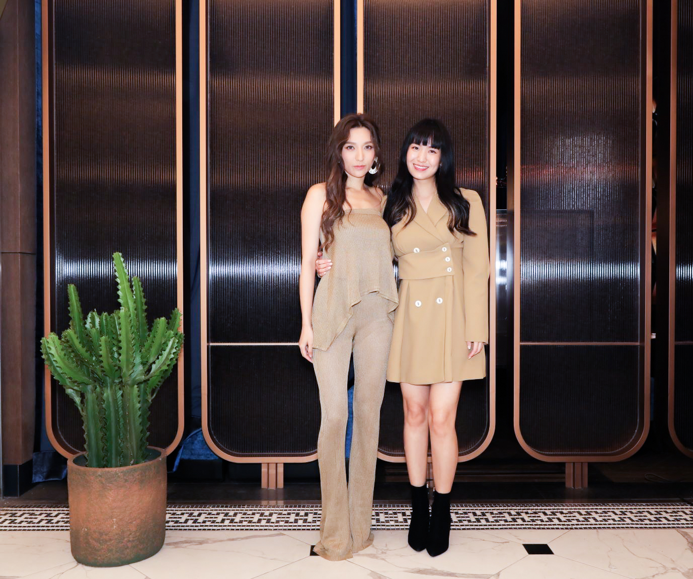 黃瑋昕（左）好友孫盛希不但親自到場祝賀，還送上象徵天后級的「金曲麥克風」為好友加油打氣。（新禧未來音樂）