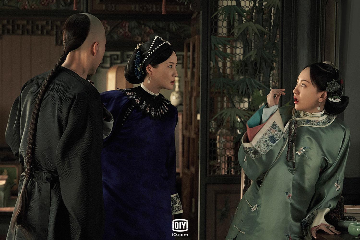 蔣勤勤（中）在《當家主母》發狠抓姦楊蓉（右），呼了她兩巴掌。（愛奇藝國際站提供）