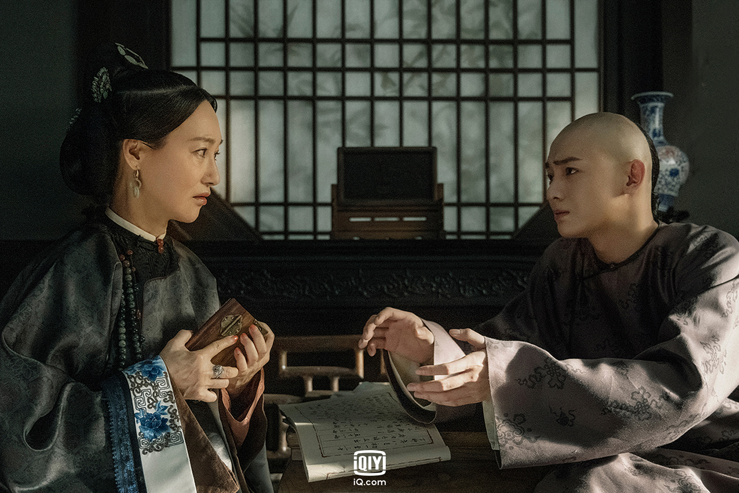惠英紅（左）在《當家主母》演卑微又小心翼翼的姨奶奶，自嘆沒演過這麼委屈的角色。（愛奇藝國際站提供）