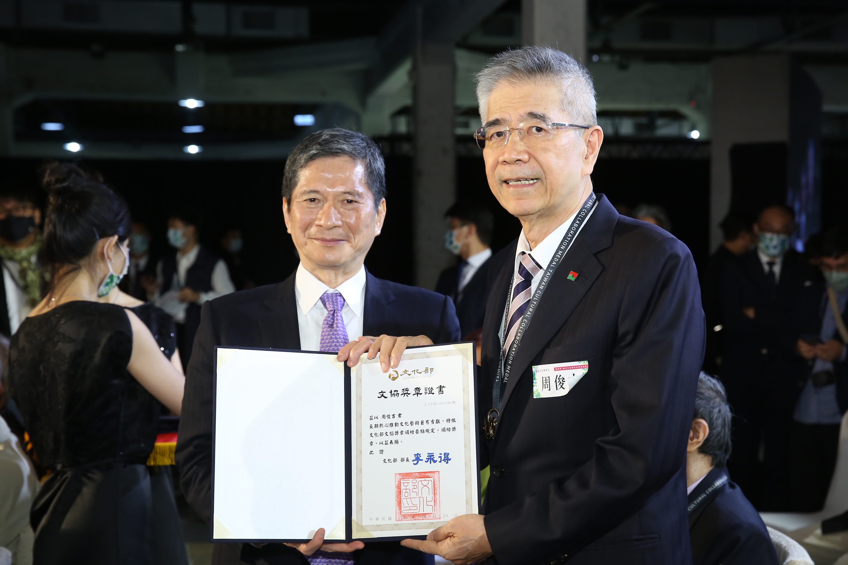 信義企業集團創辦人周俊吉（右）連續17年推動「社區一家」計畫，協助提案人一圓社造夢。（信義房屋提供）