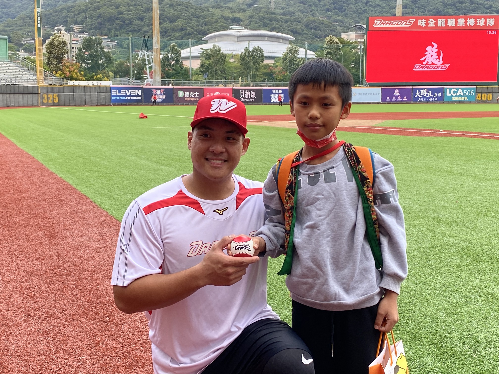 吉力吉撈．鞏冠贈送巴拉林簽名球。（頂新和德文教基金會提供）