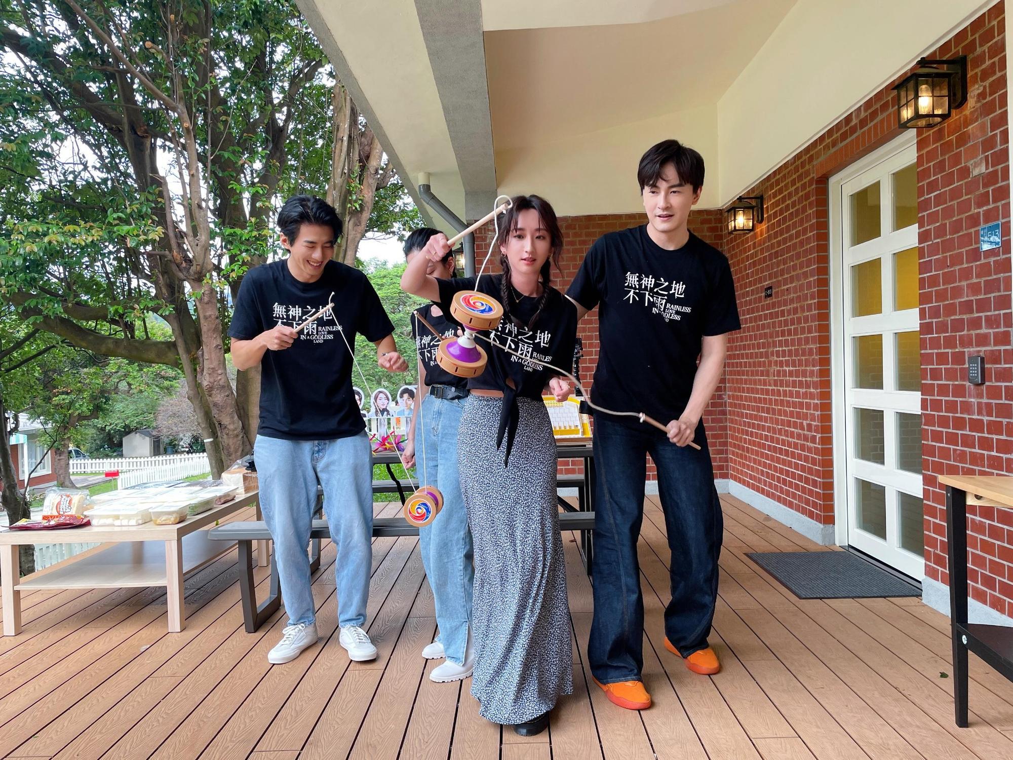 分兩隊比賽玩扯鈴,傅孟柏跟喬喬正在密謀致勝怪招。(最大國際娛樂提供)