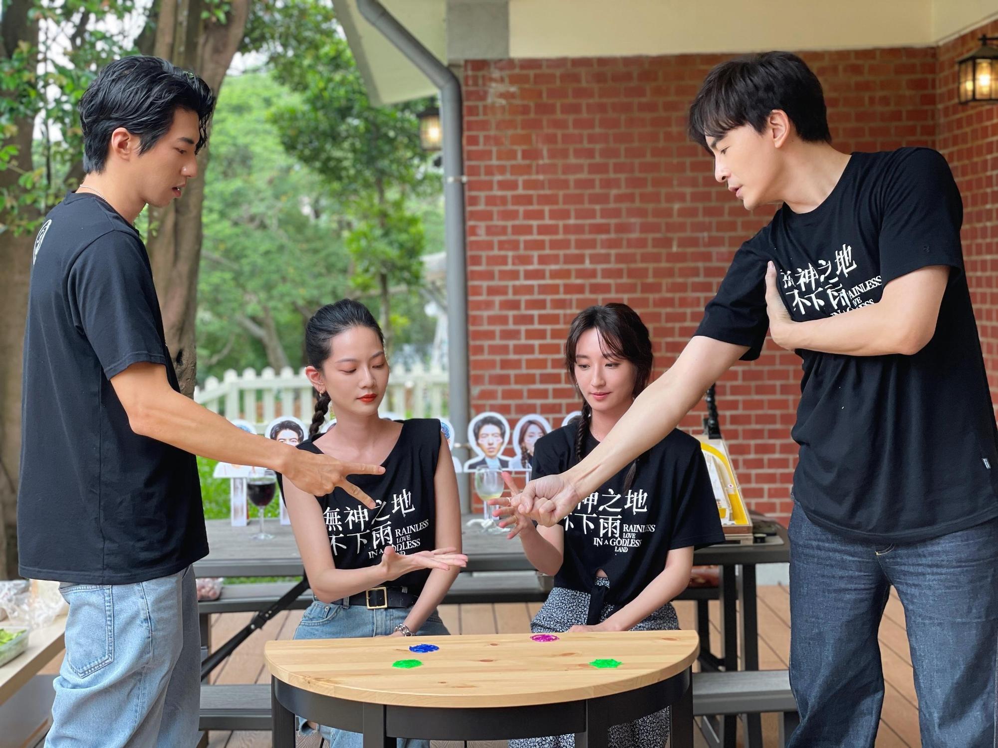 四位猜拳決定玩遊戲的順序。(最大國際娛樂提供)