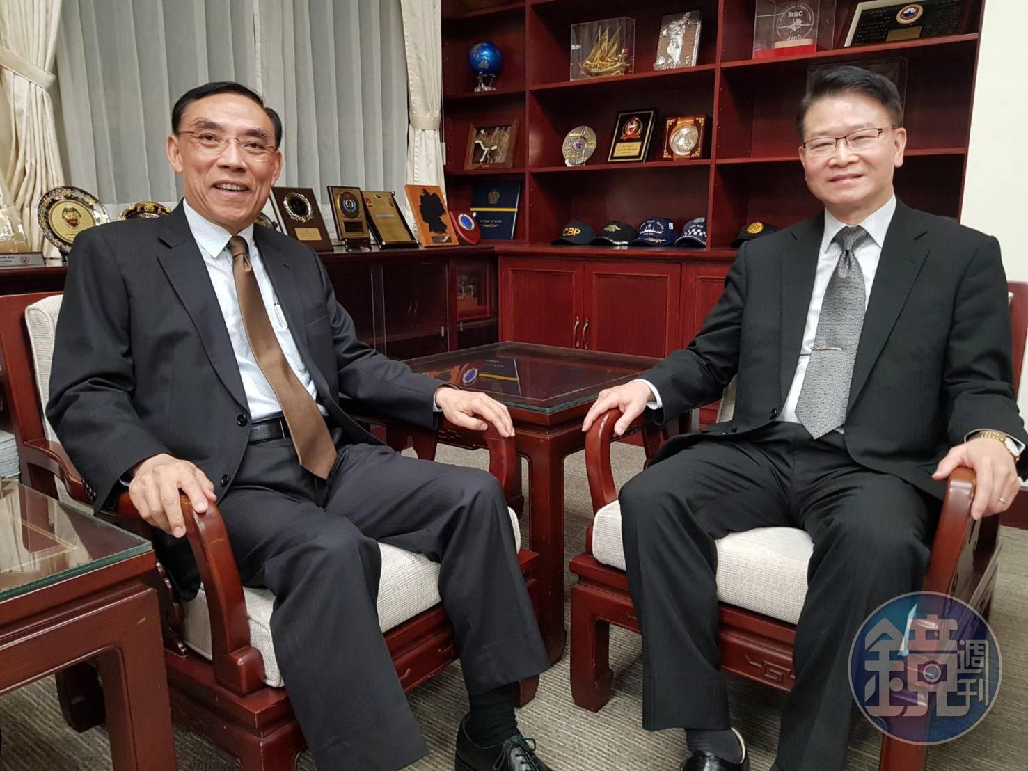 桃檢檢察長王俊力(右)下週一將任調查局長,今天傍晚至法務部與部長蔡清祥(左)討論未來如何領導調查局的重責大任。