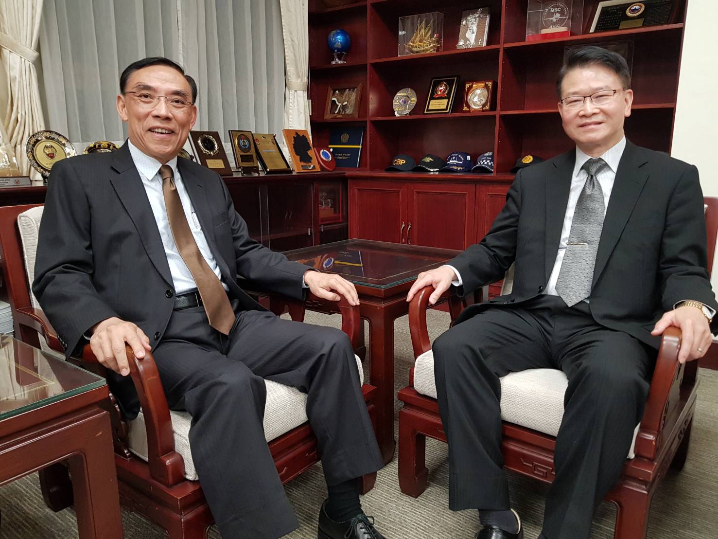 桃檢檢察長王俊力（右）下週一將任調查局長，今天傍晚至法務部與部長蔡清祥（左）討論未來如何領導調查局的重責大任。