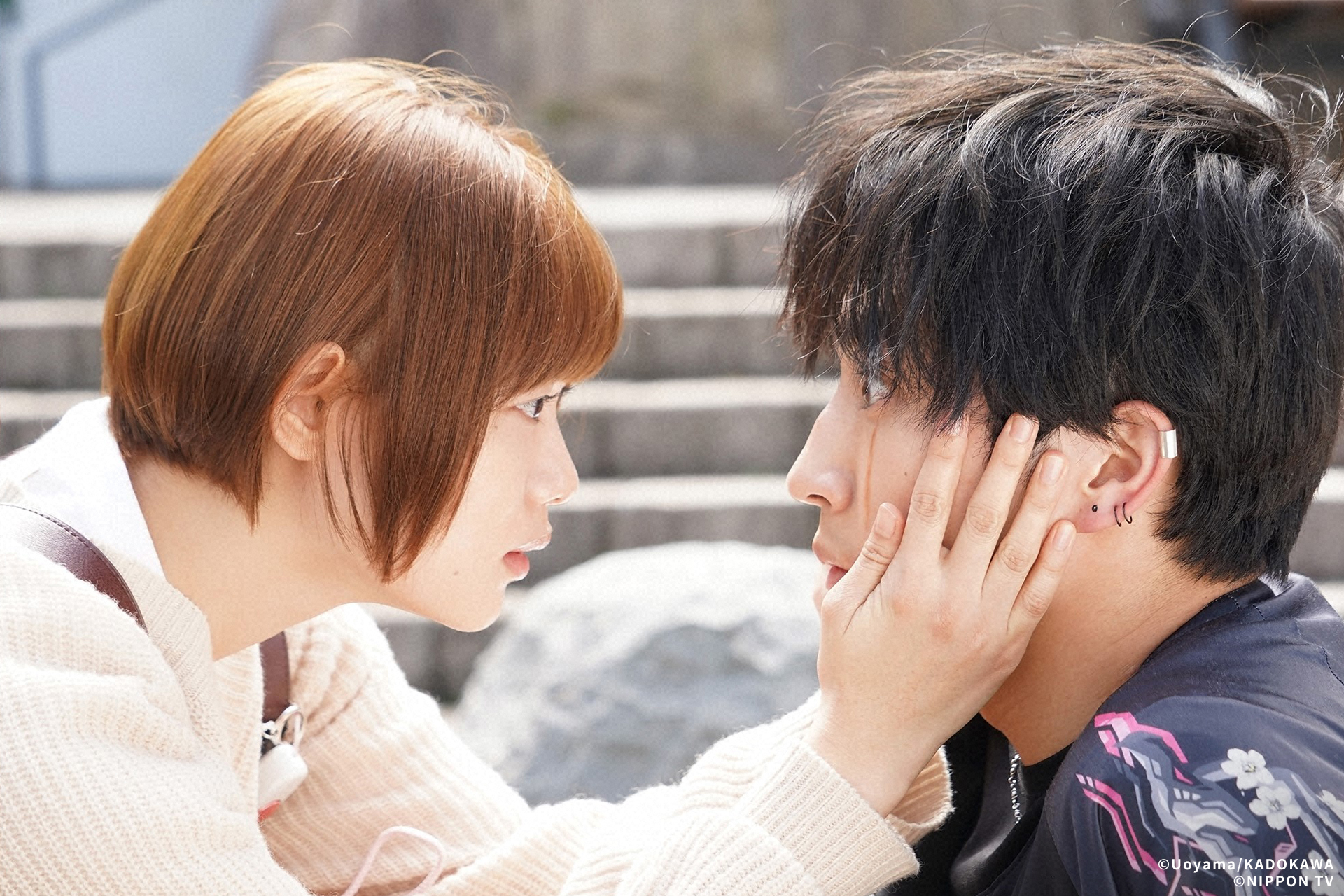 杉野遙亮（右）在《不良少年與白手杖女孩》中對杉咲花一見鍾情，展開熱烈追求。（friDay影音提供）