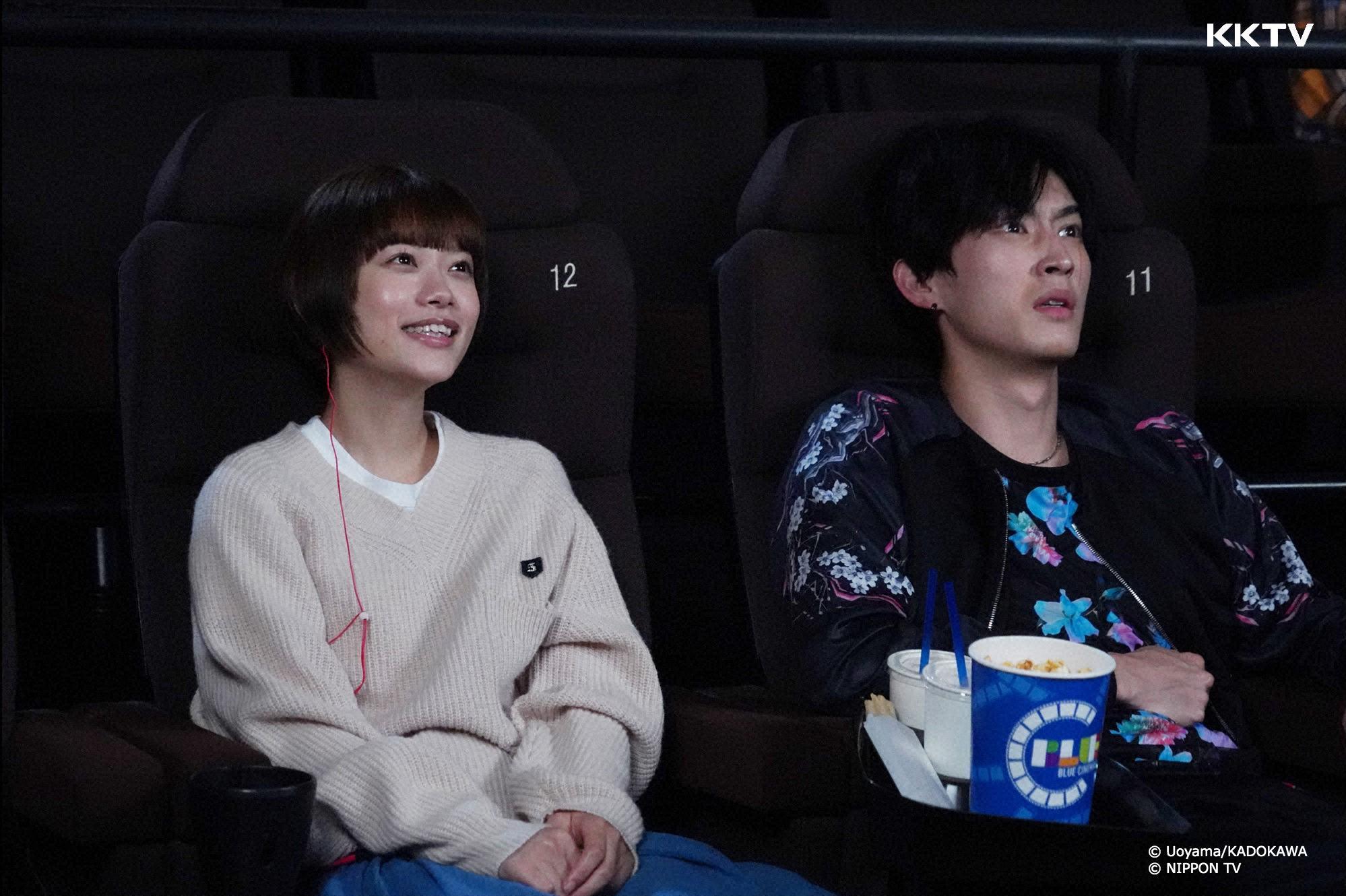 《不良少年與白手杖女孩》中杉野遙亮（右）和杉咲花一起看電影，無法看清處影像的杉咲花靠著口述影像服務享受作品。（KKTV提供）