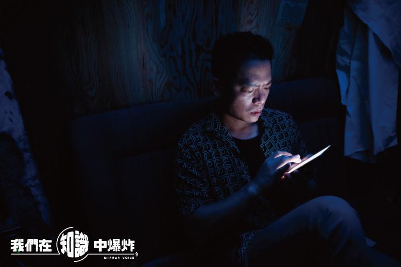 手機已成為紀金慶寫作的主要工具。包含上萬字的文章與講稿，都是他用手機一個字一個字打出來的。（鏡好聽提供）