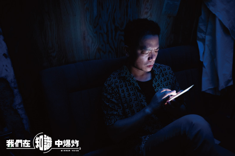 手機已成為紀金慶寫作的主要工具。包含上萬字的文章與講稿,都是他用手機一個字一個字打出來的。(鏡好聽提供)