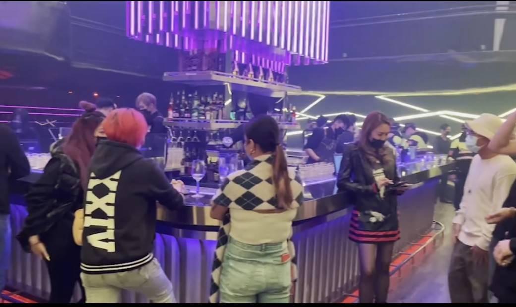 警方至知名夜店臨檢,店內已有許多民眾飲酒聊天。(警方提供)