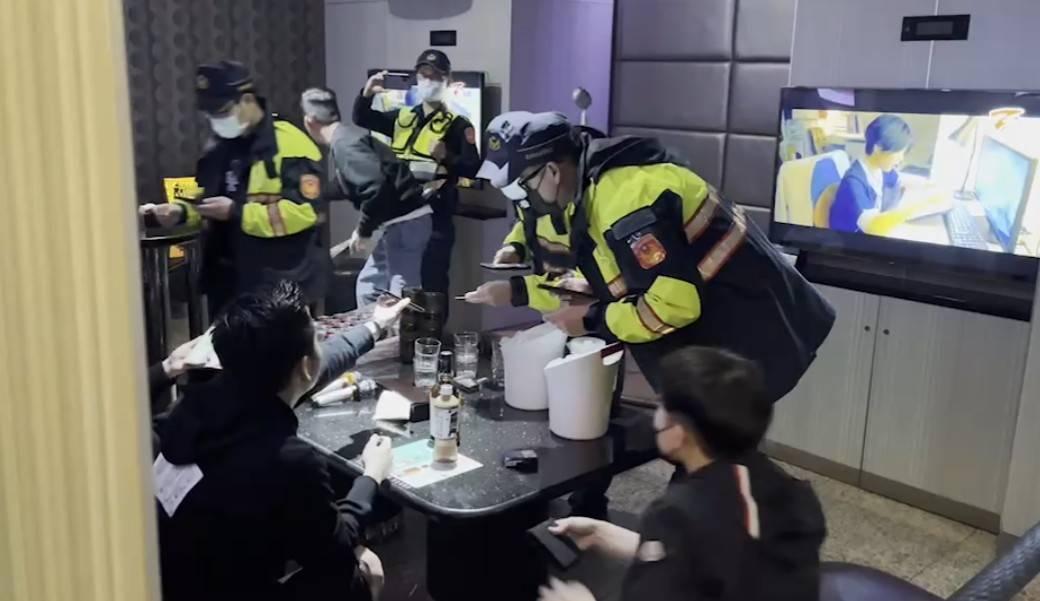 警方至KTV確認消費者進場前有落實實聯制。(警方提供)