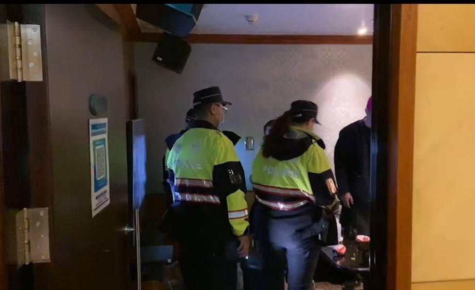 警方逐一清查KTV消費者身分。(警方提供)