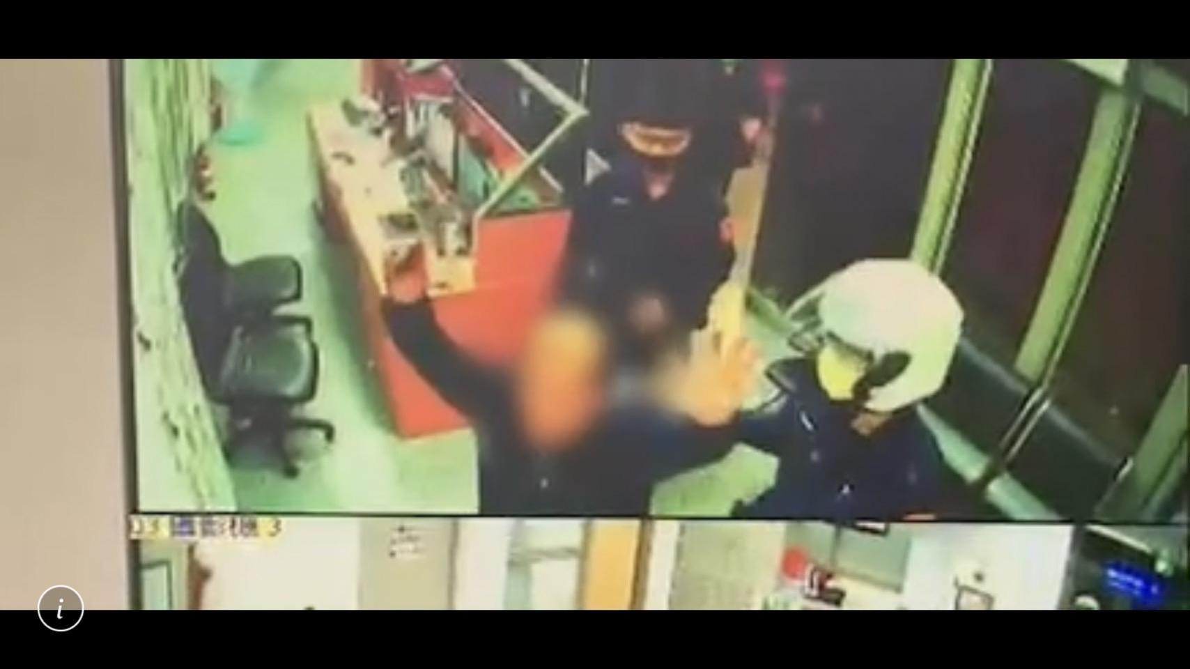 趙男帶著兩把行凶的剪刀自行到警局投案。(警方提供)