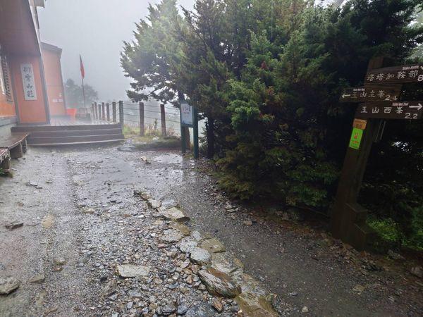 排雲山莊則是僅有1度,雖然下雨但未飄雪。(玉管處提供)