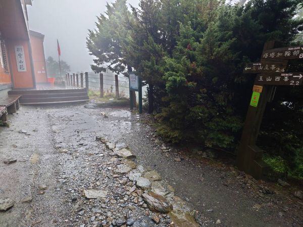 排雲山莊則是僅有1度,雖然下雨但未飄雪。(玉管處提供)