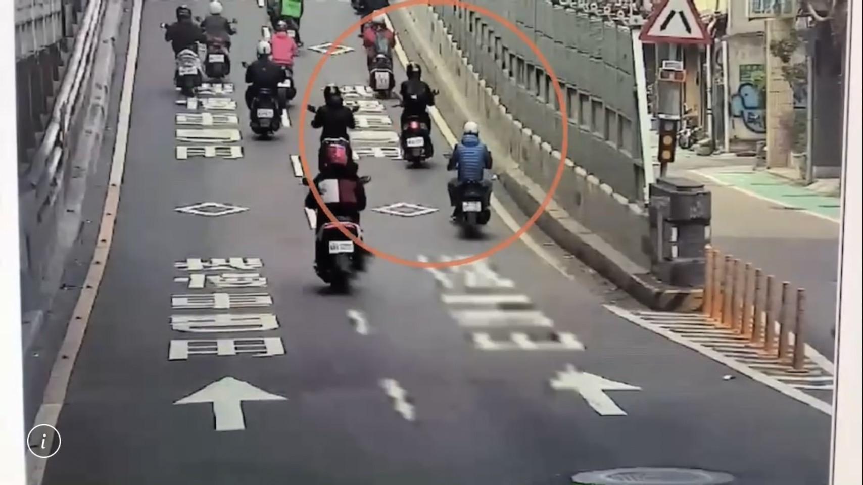 警方調閱監視器，發現江男（藍衣者）當天下午獨自騎車上台北橋。（警方提供）