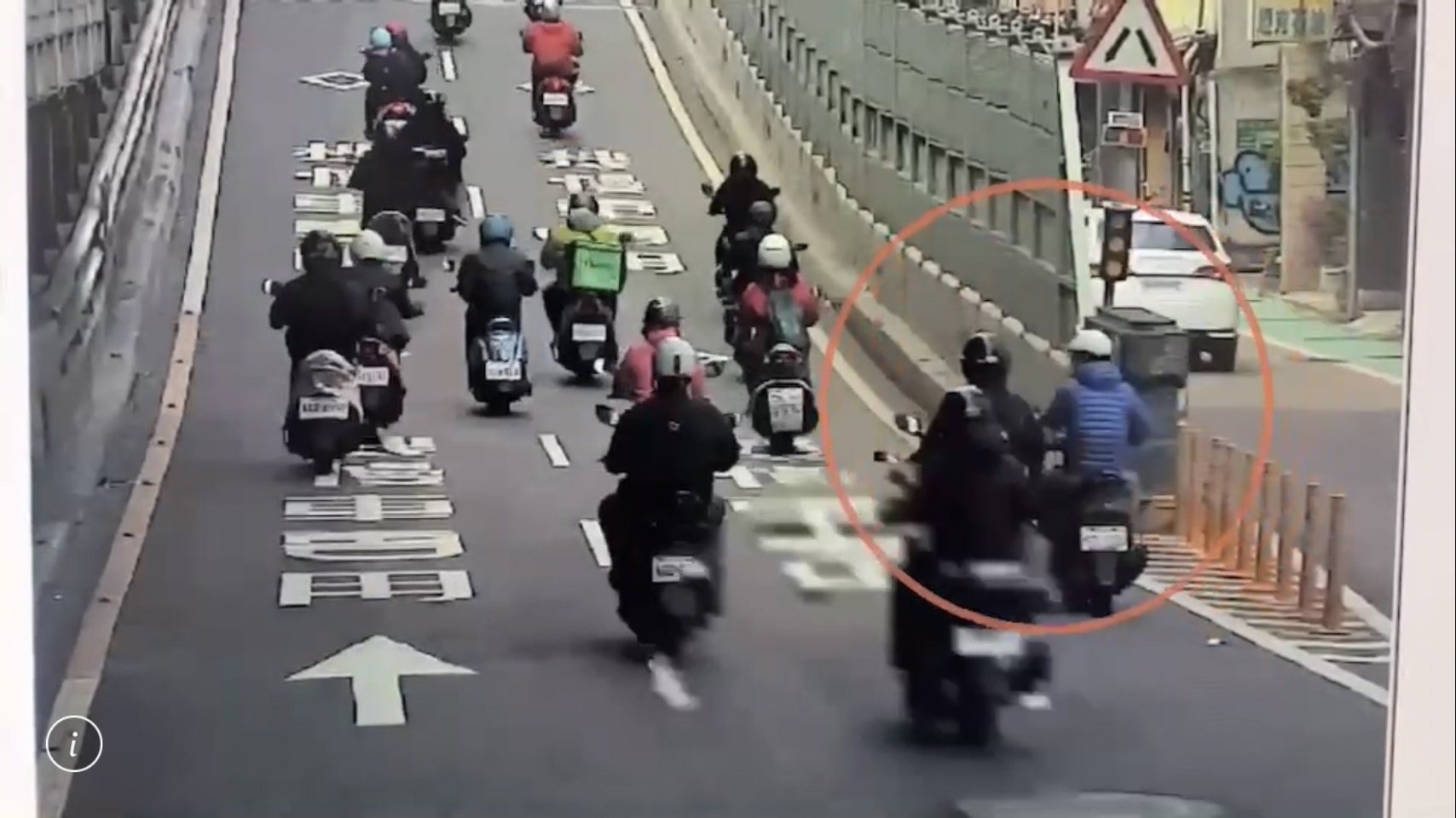 江男(藍衣者)騎車上橋後,將機車停靠路邊躍橋輕生。(警方提供
