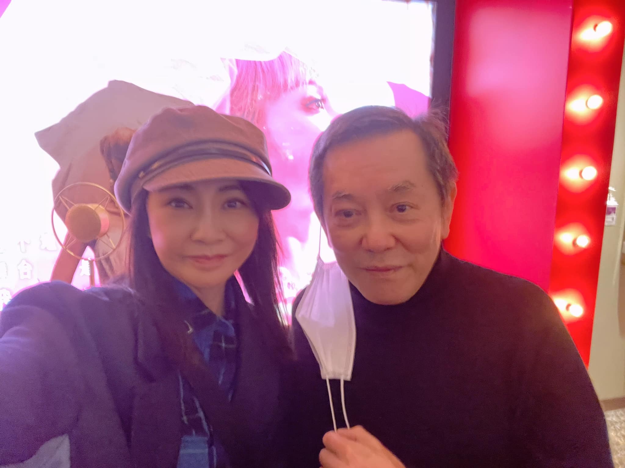 柴智屏在臉書留下看了電影《梅艷芳》的心情與背後故事。右為香港安樂影業老闆江志強。(翻攝柴智屏臉書)