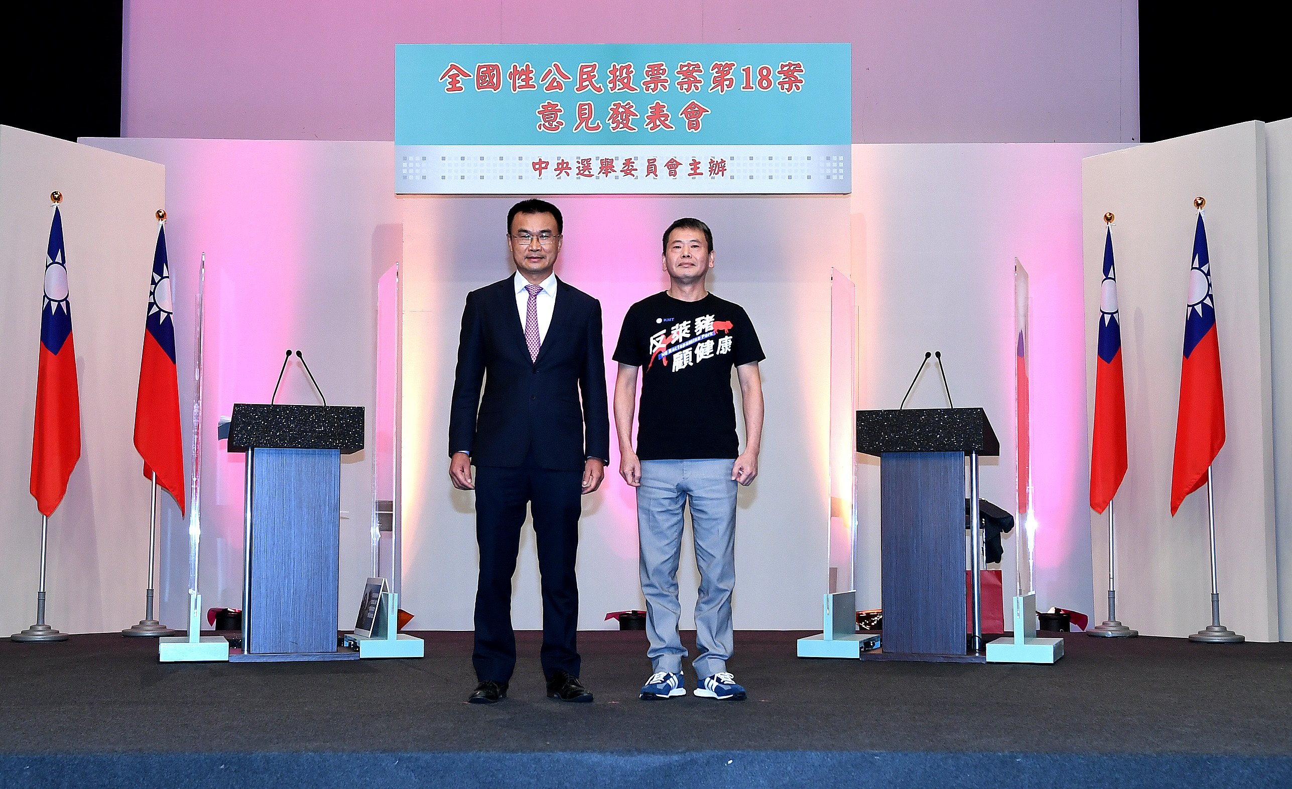 中選會今（13）日舉行四大公投首場說明會，第18案反萊豬公投，由國民黨立委林為洲對上農委會主委陳吉仲。（華視提供）