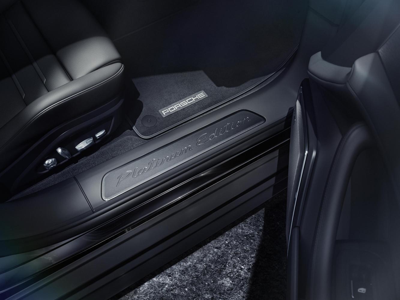 黑色鋁合金前車門檻施以Panamera白金版車型字樣。