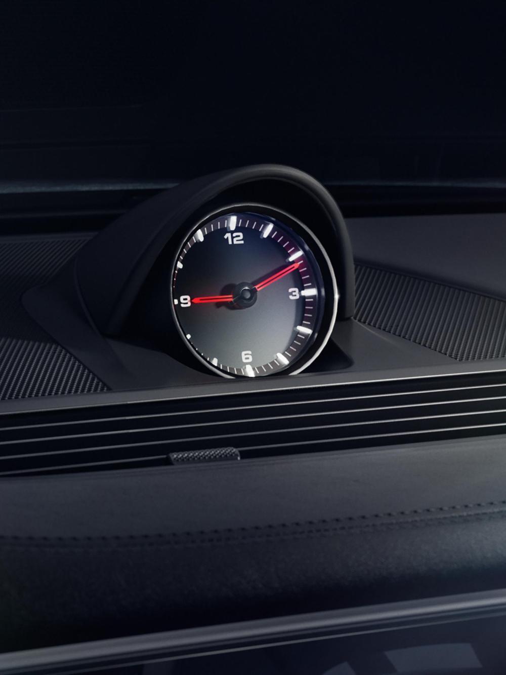 Panamera白金版車型均標配類比時鐘，使典雅的內裝臻至完美。